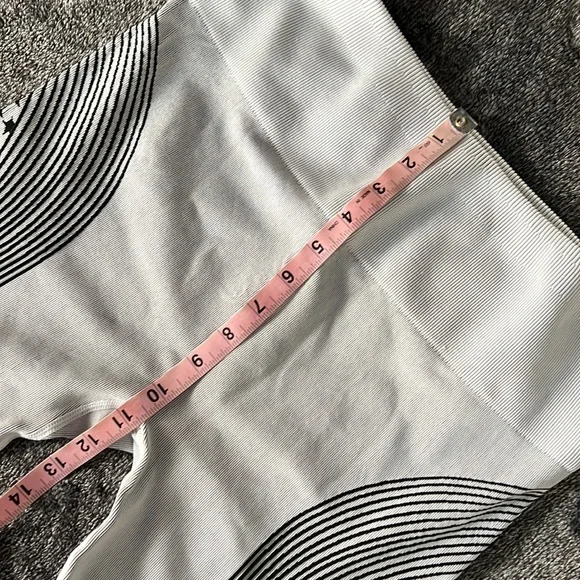 FABLETICS TIGHTS YOGA PANTS STARS & STRIPES BLACK & LIGHT GREY - Picture 9 of 15